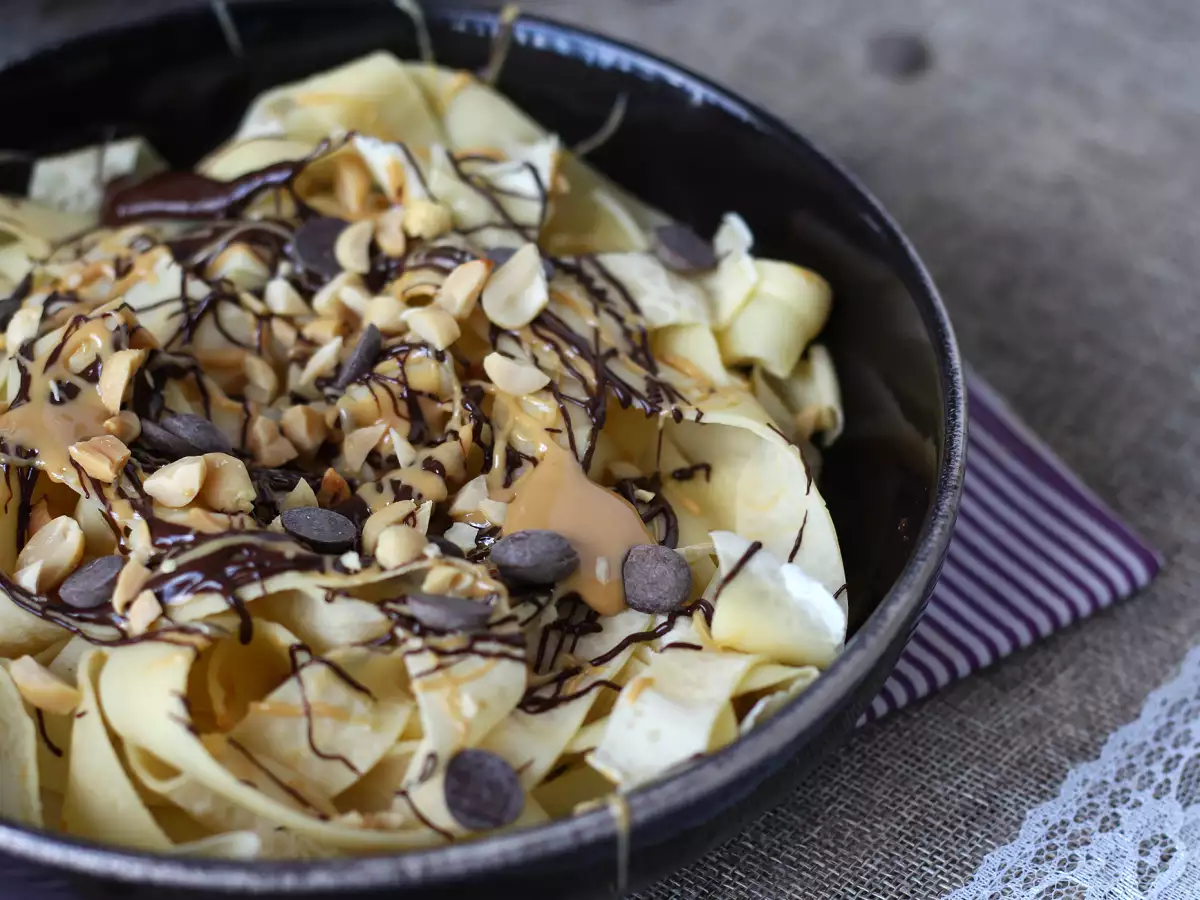 Pandekage-tagliatelle med chokolade og peanuts!