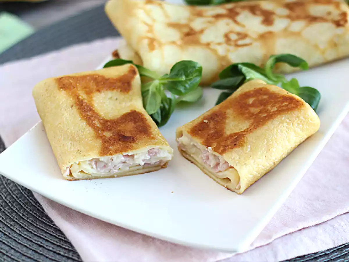 Pandekager fyldt med bechamelsauce, ost og skinke