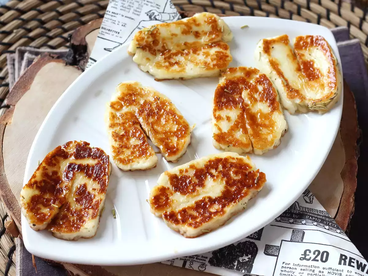 Pandestegt halloumi med honning og rosmarin – sød-salt