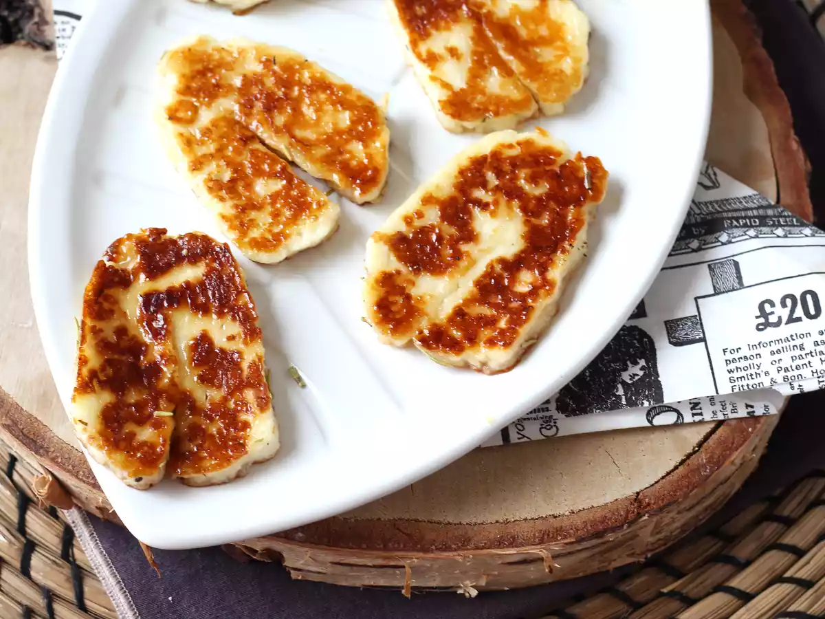 Pandestegt Halloumi sursød med honning og rosmarin - foto 2
