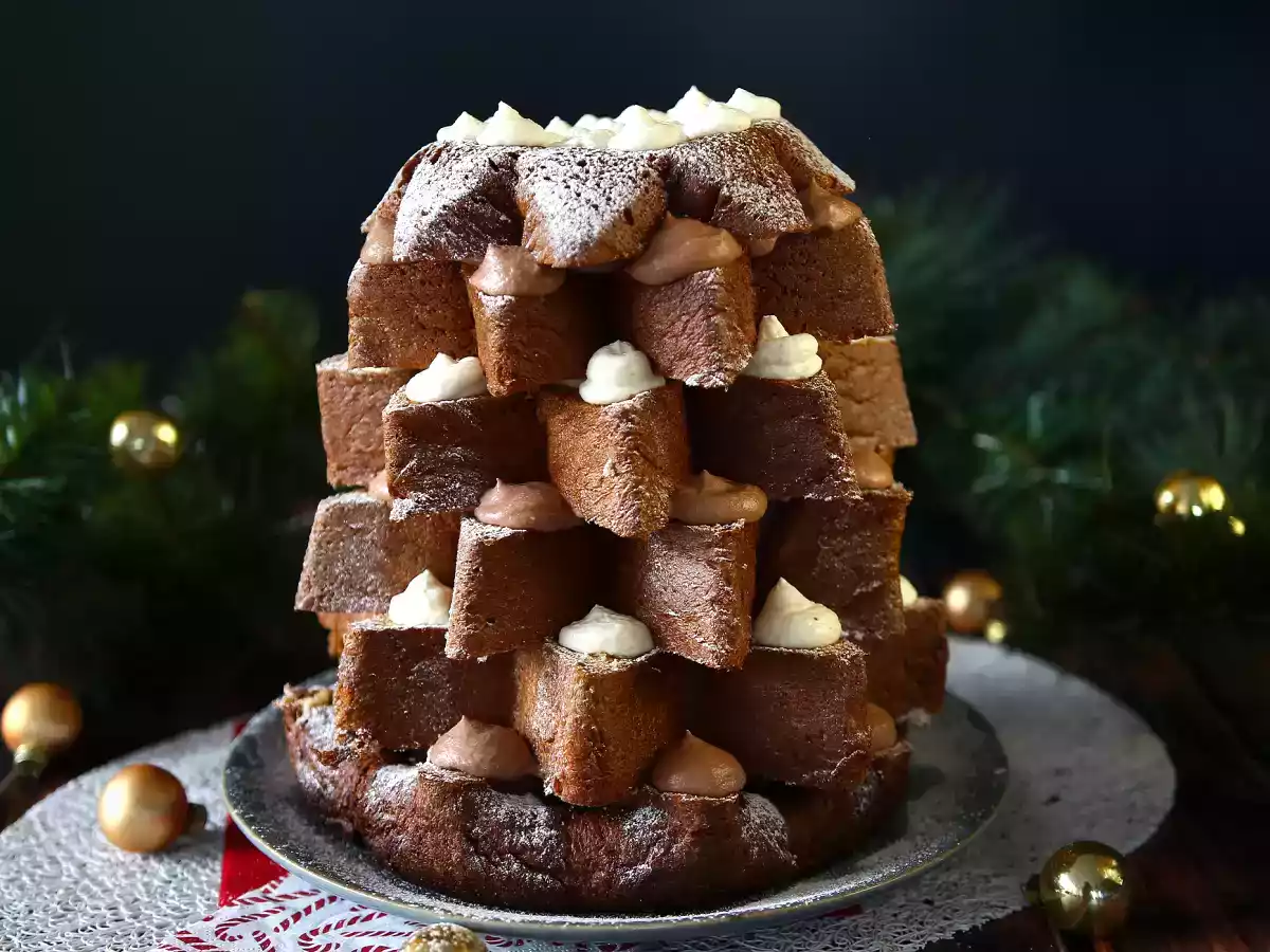 Pandoro brioche fyldt med Nutellacreme og vaniljecreme i form af et juletræ