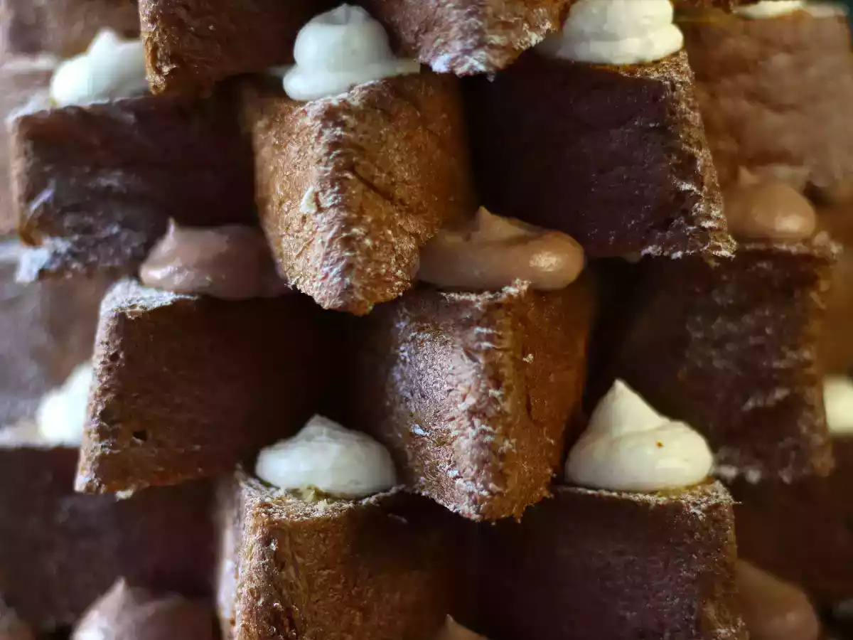 Pandoro brioche fyldt med Nutellacreme og vaniljecreme i form af et juletræ - foto 2