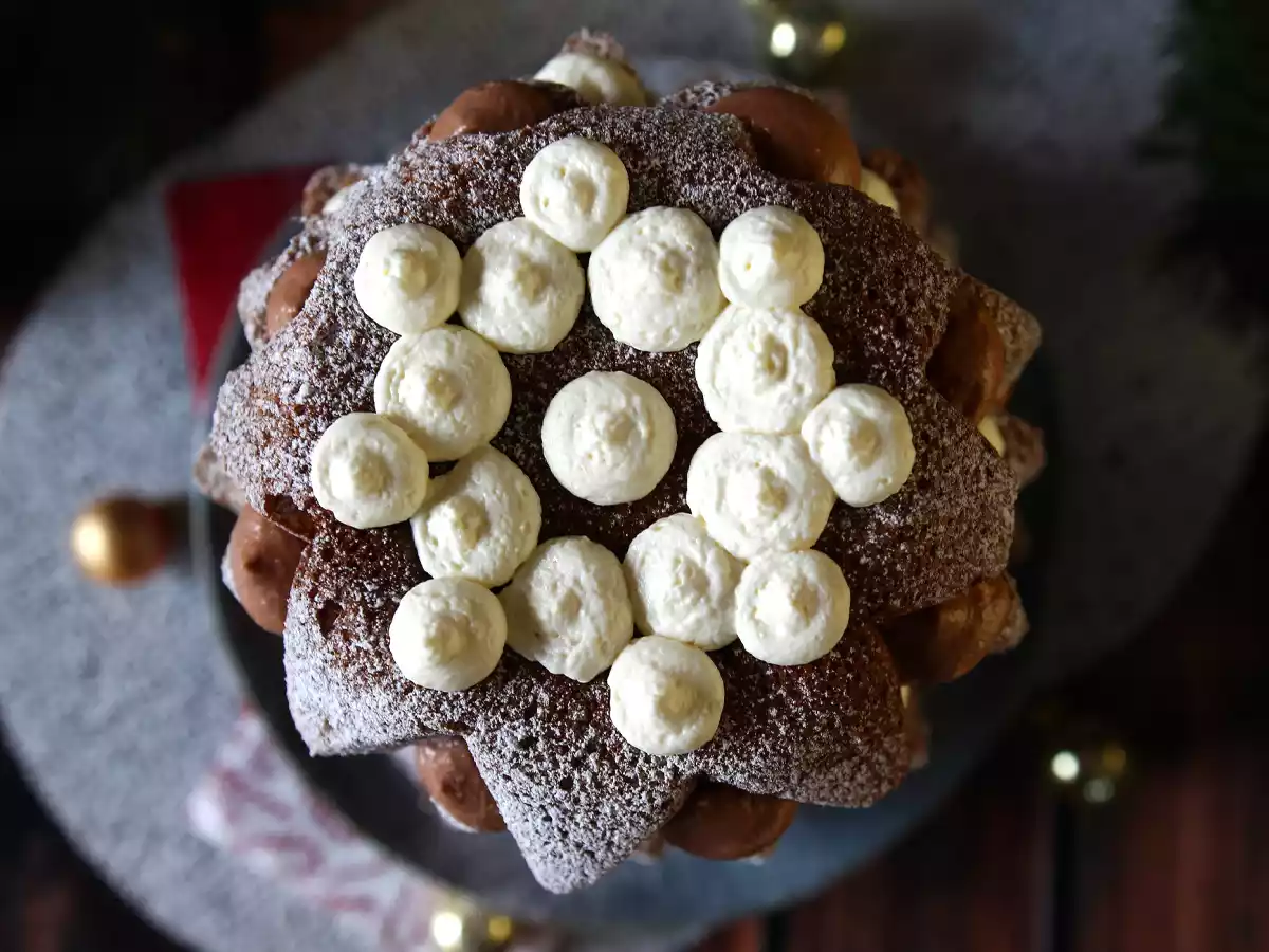 Pandoro brioche fyldt med Nutellacreme og vaniljecreme i form af et juletræ - foto 3