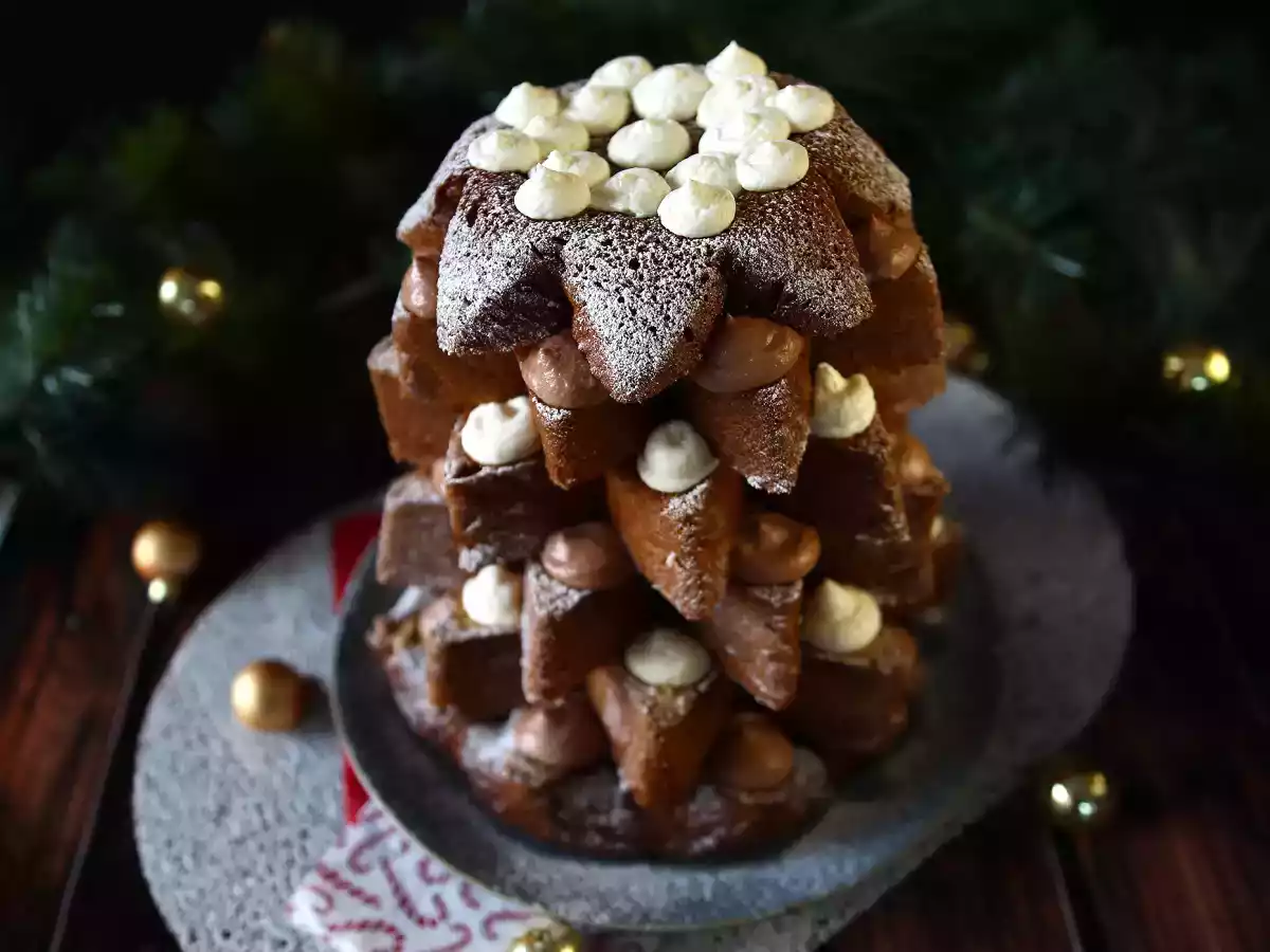 Pandoro brioche fyldt med Nutellacreme og vaniljecreme i form af et juletræ - foto 5