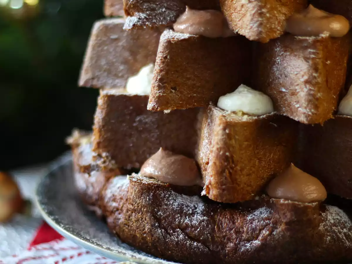 Pandoro brioche fyldt med Nutellacreme og vaniljecreme i form af et juletræ - foto 6