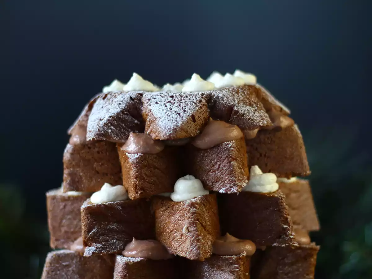 Pandoro brioche fyldt med Nutellacreme og vaniljecreme i form af et juletræ - foto 7