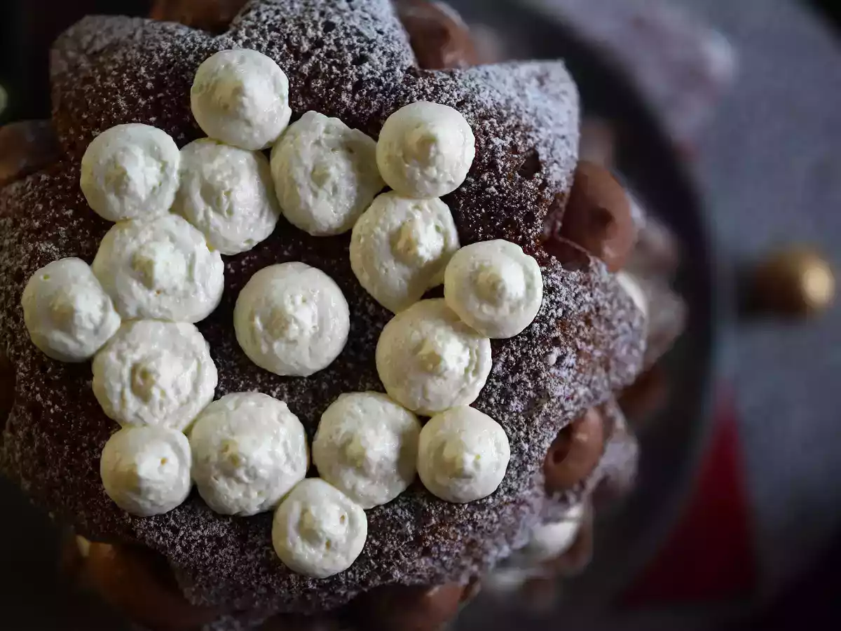 Pandoro brioche fyldt med Nutellacreme og vaniljecreme i form af et juletræ - foto 8