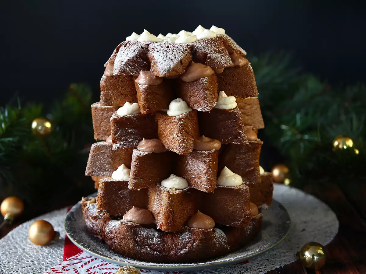 Pandoro fyldt med Nutellacreme og vaniljecreme – formet som et juletræ