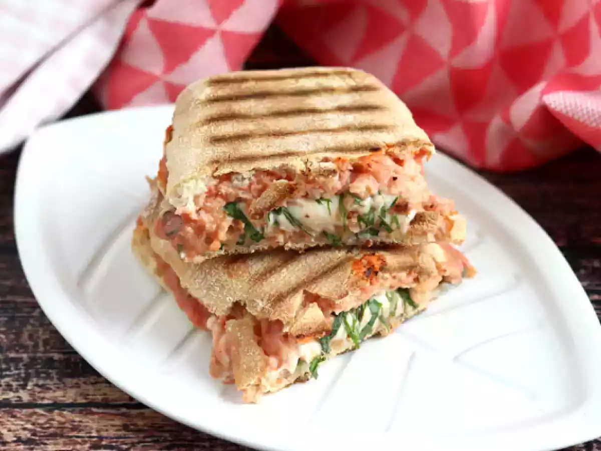 Panini med laks, mozzarella og dild