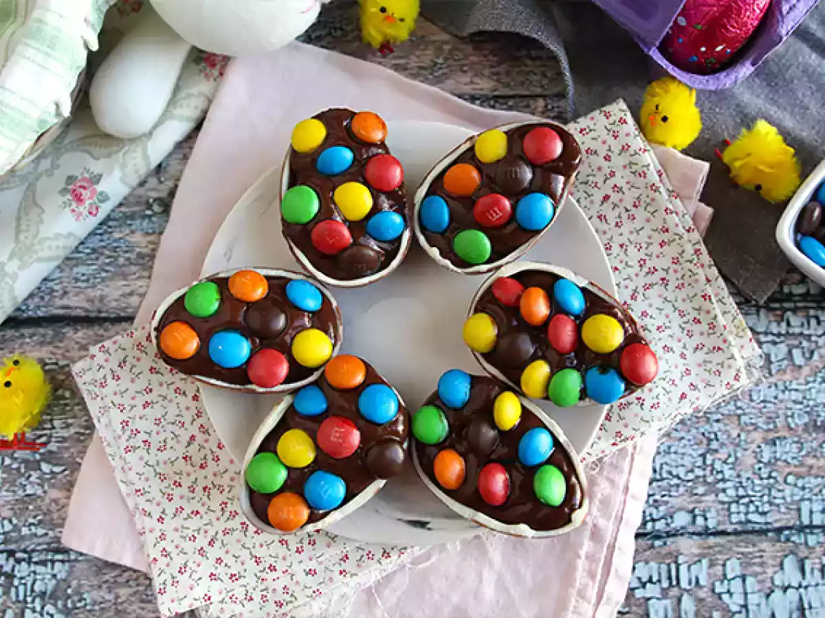 Påskeæg fyldt med chokoladedessertcreme og M&M's