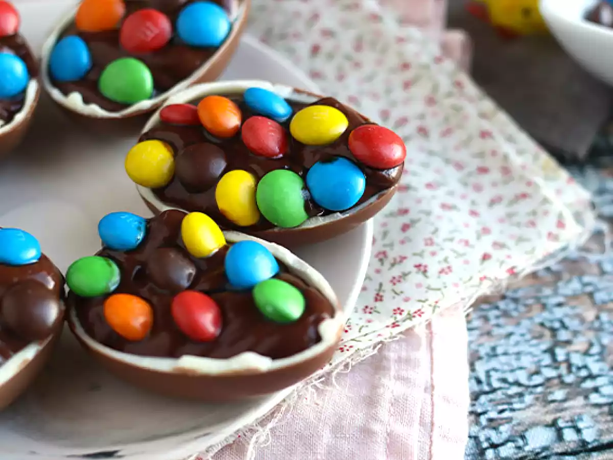 Påskeæg fyldt med chokoladedessertcreme og M&M's - foto 2
