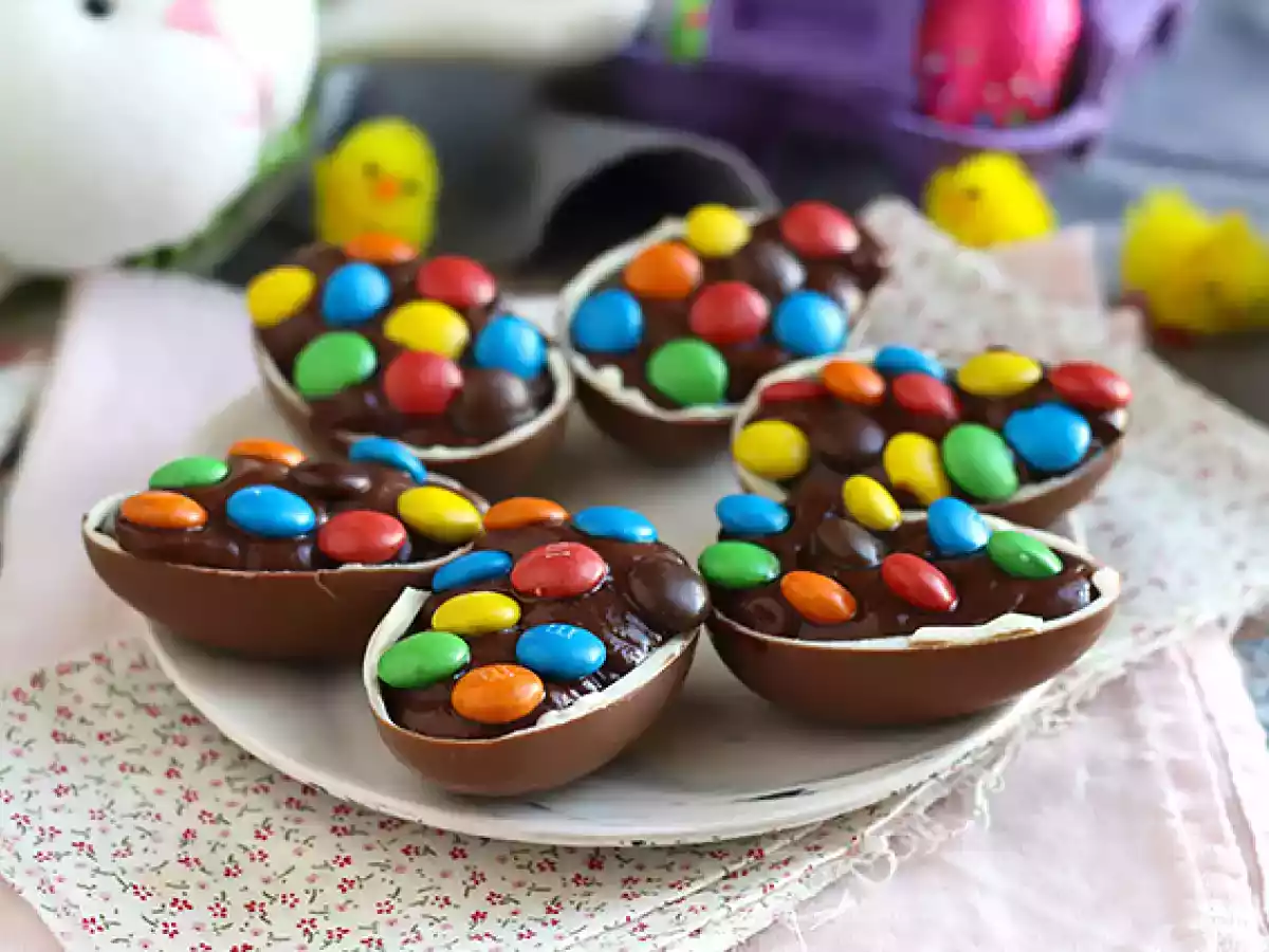 Påskeæg fyldt med chokoladedessertcreme og M&M's - foto 3