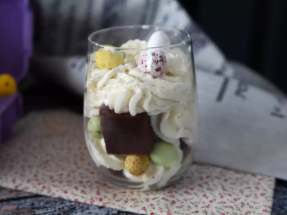 Påskedesserter i glas med brownie og flødeskum - foto 2