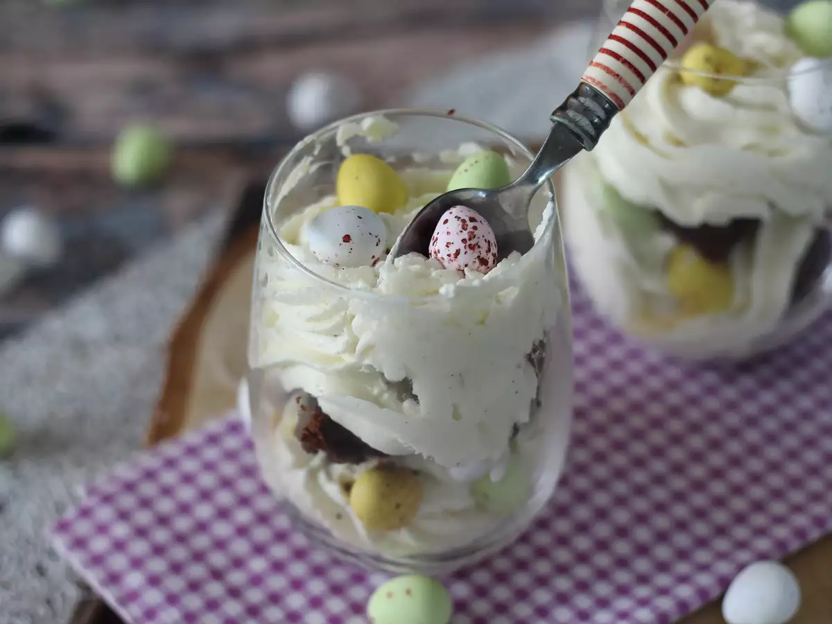 Påskedesserter i glas med brownie og flødeskum - foto 4