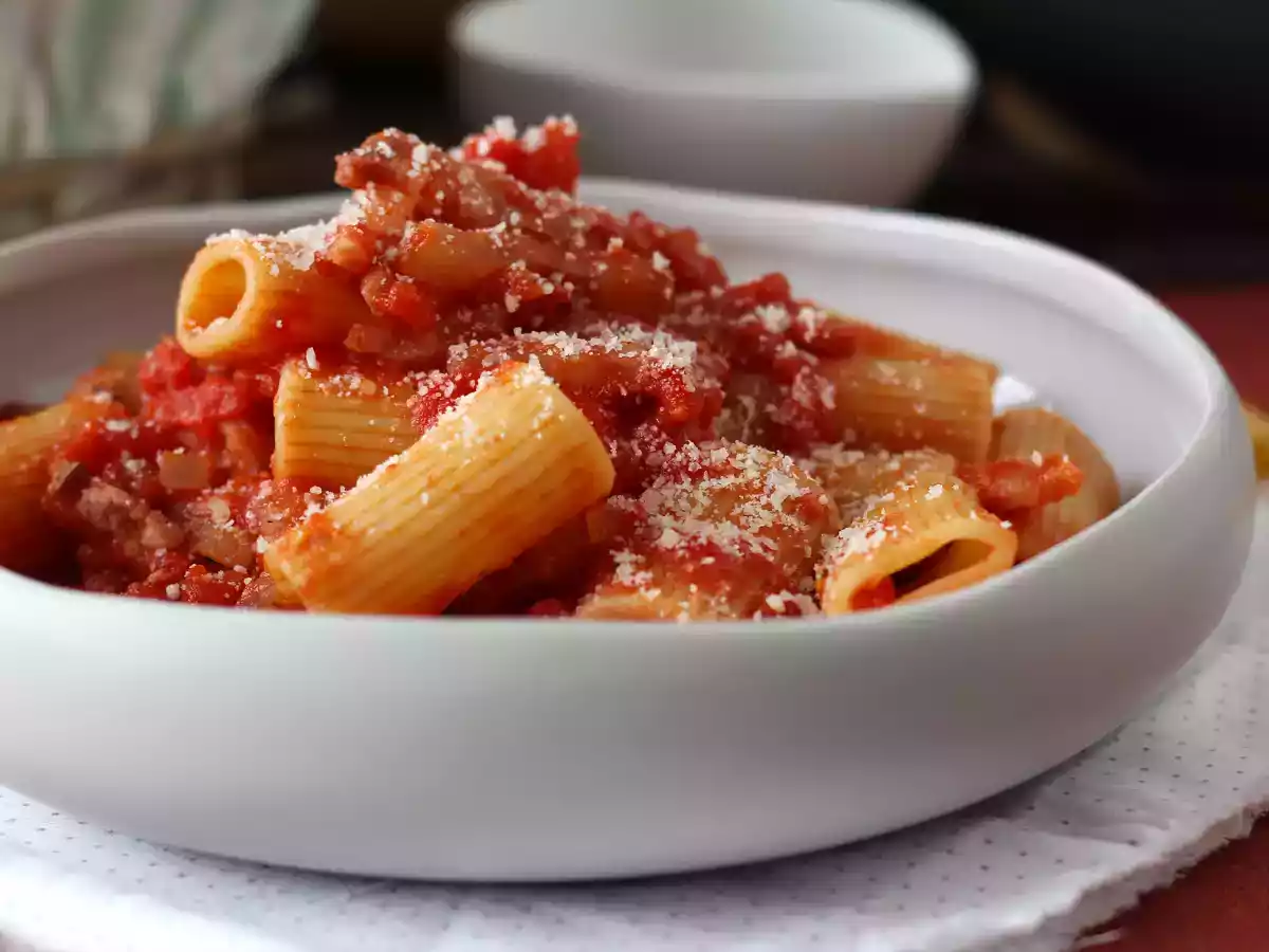 Pasta all'amatriciana, den traditionelle opskrift forklaret trin for trin - foto 2