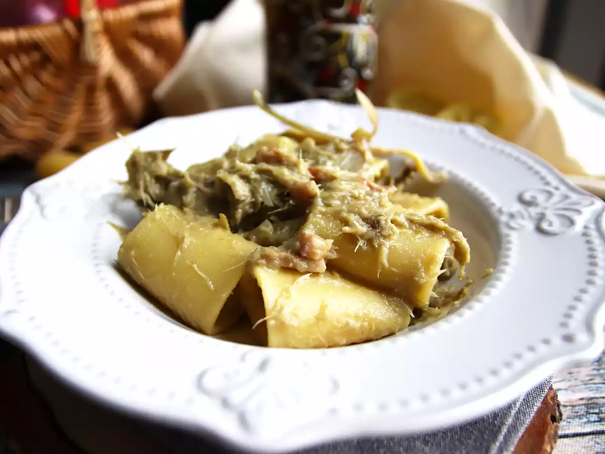 Pasta med artiskokker og bacon, en velsmagende forret, der er nem at tilberede