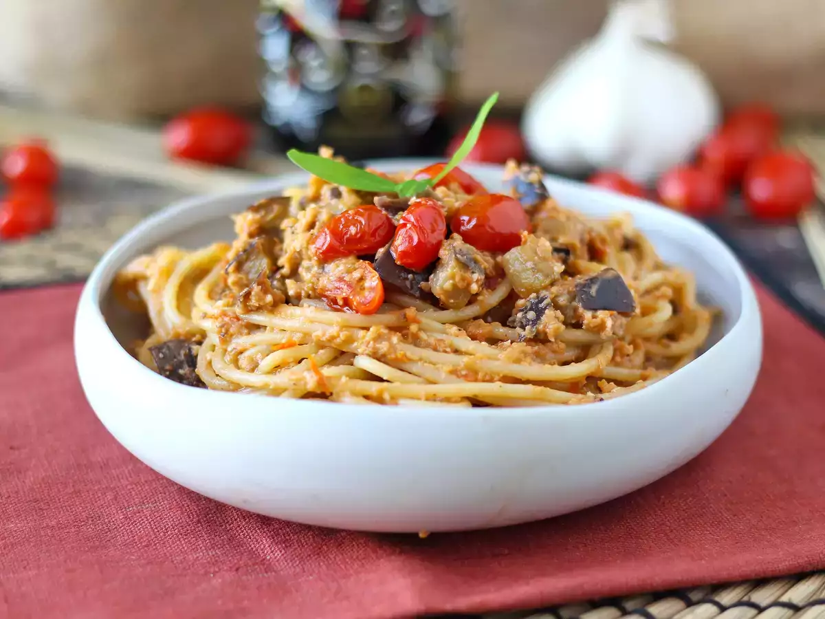 Pasta med auberginecreme og cherrytomater: enkel og velsmagende opskrift