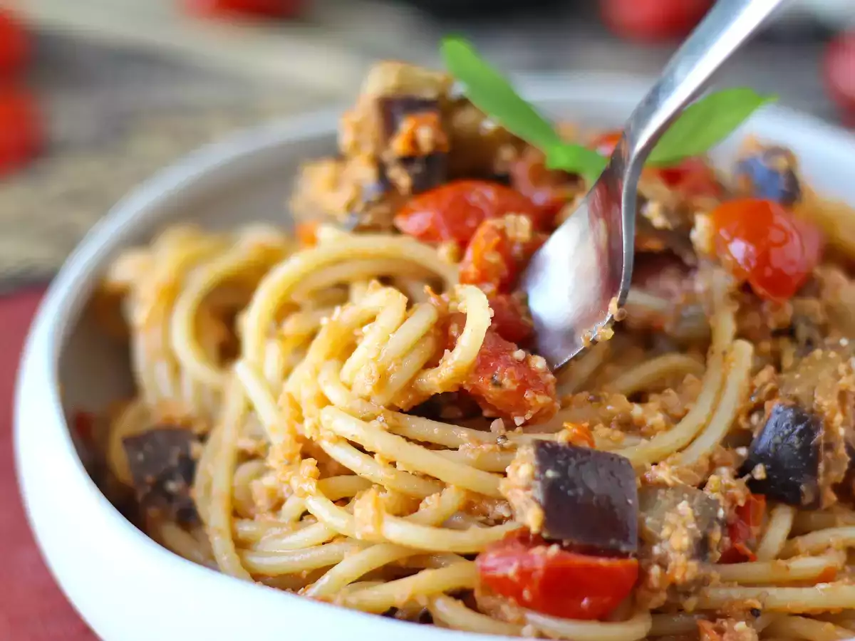 Pasta med auberginecreme og cherrytomater: enkel og velsmagende opskrift - foto 2