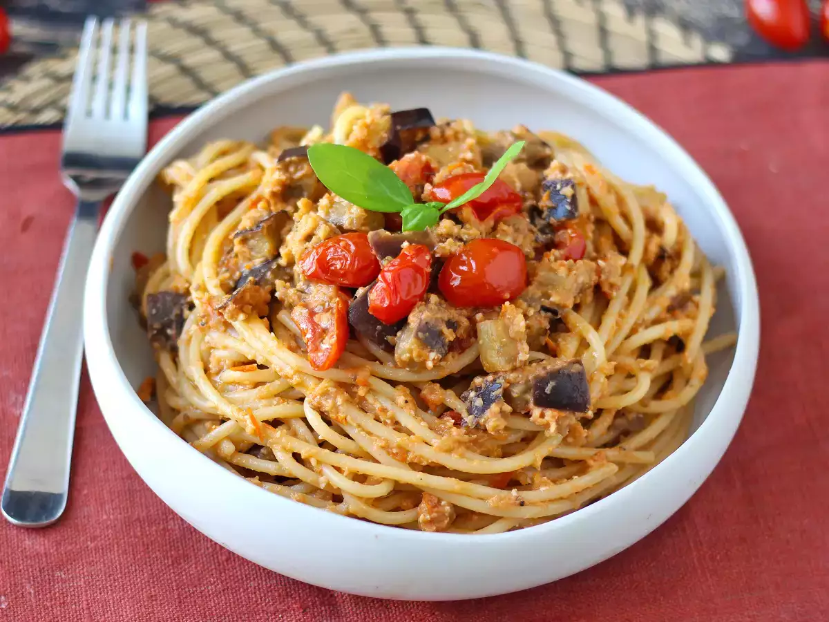 Pasta med auberginecreme og cherrytomater: enkel og velsmagende opskrift - foto 4