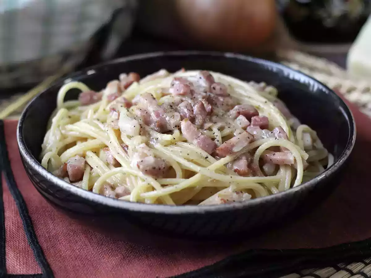 Pasta med bacon: nem, billig og cremet