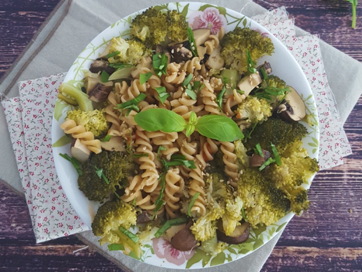 Pasta med broccoli, svampe og basilikum