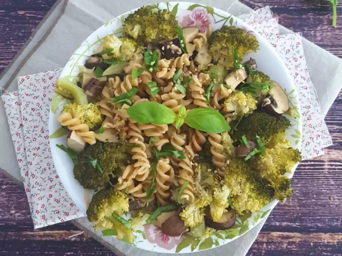 Pasta med broccoli, svampe og basilikum