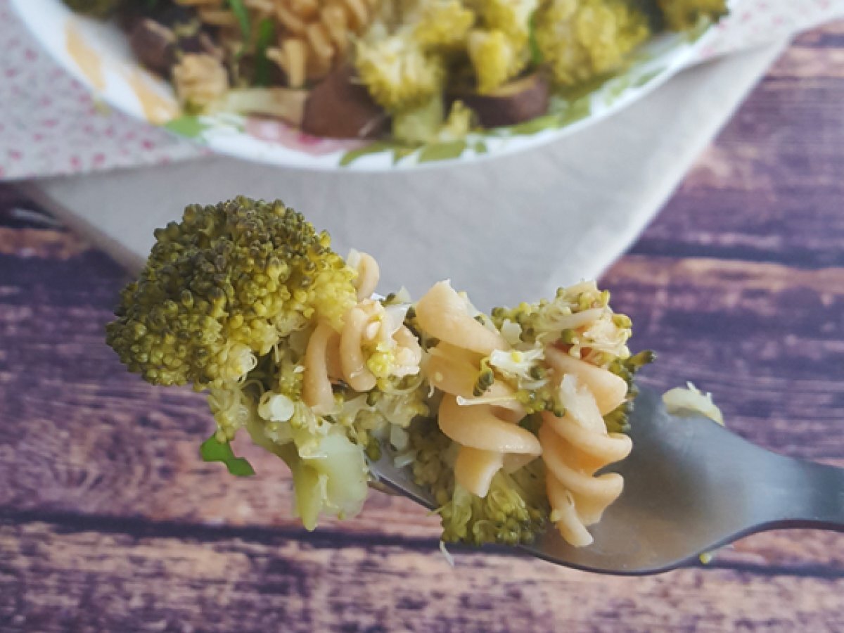 Pasta med broccoli, svampe og basilikum - foto 3
