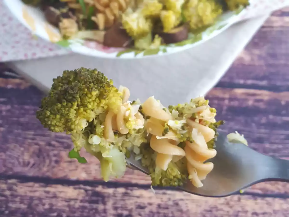 Pasta med broccoli, svampe og basilikum - foto 3