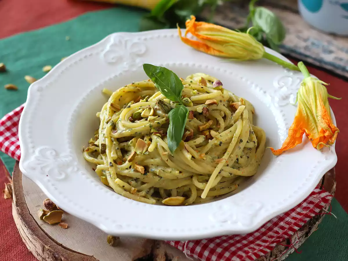 Pasta med courgetteblomster, ricotta og pistacienødder