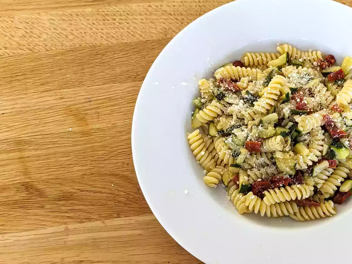 Pasta med courgetter og soltørrede tomater: en hurtig og velsmagende forret! - foto 3