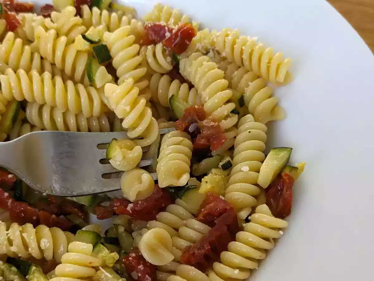 Pasta med courgetter og soltørrede tomater: en hurtig og velsmagende forret! - foto 4