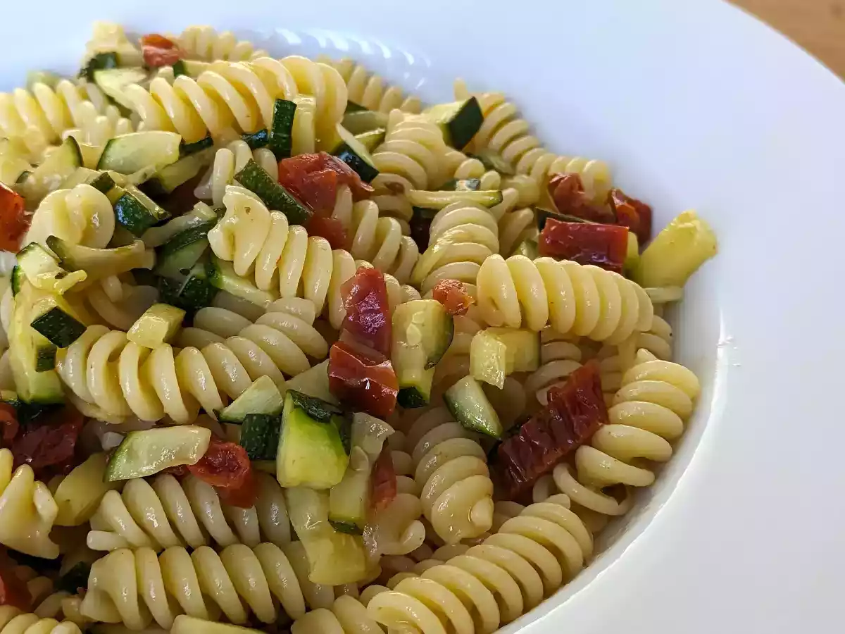 Pasta med courgetter og soltørrede tomater: en hurtig og velsmagende forret! - foto 5