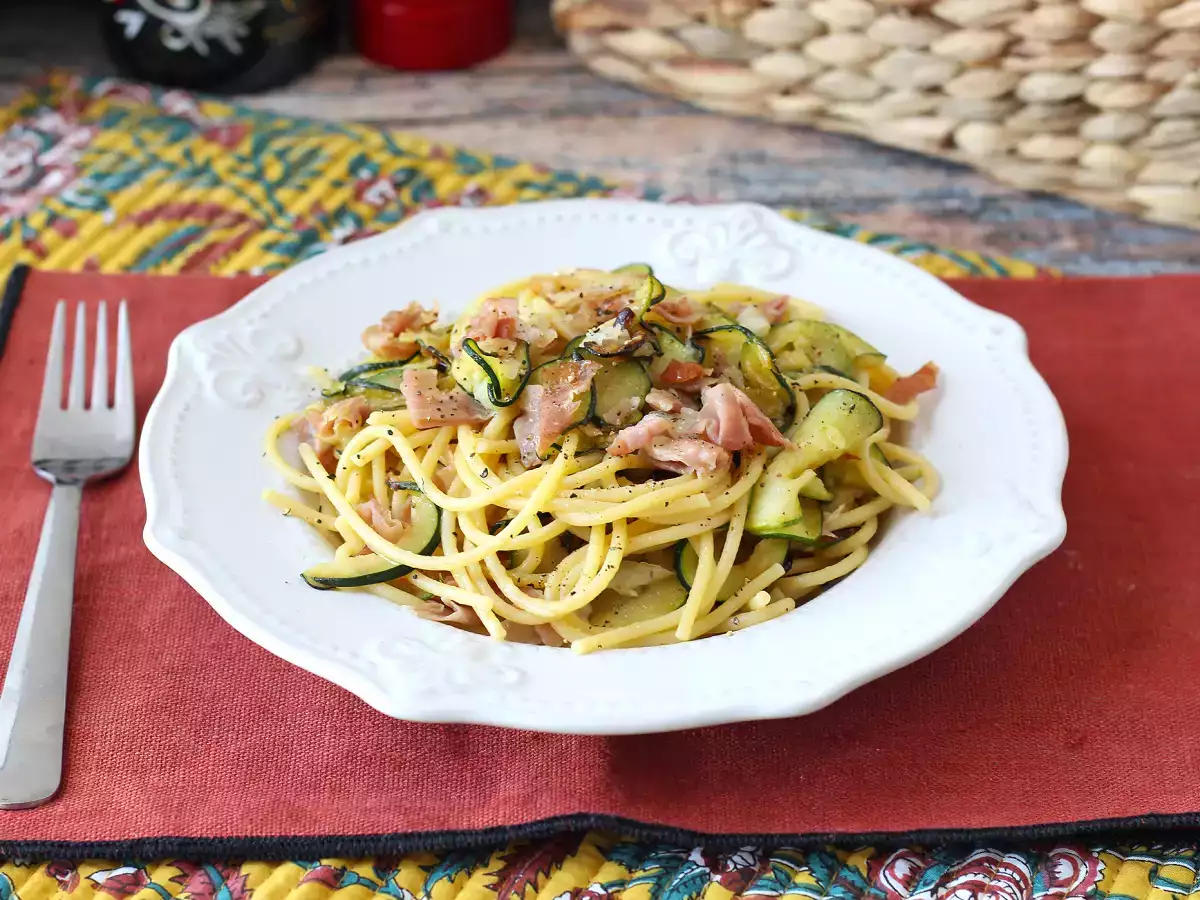Pasta med courgetter og sprød speck: en nem opskrift, der redder både frokost og aftensmad - foto 2