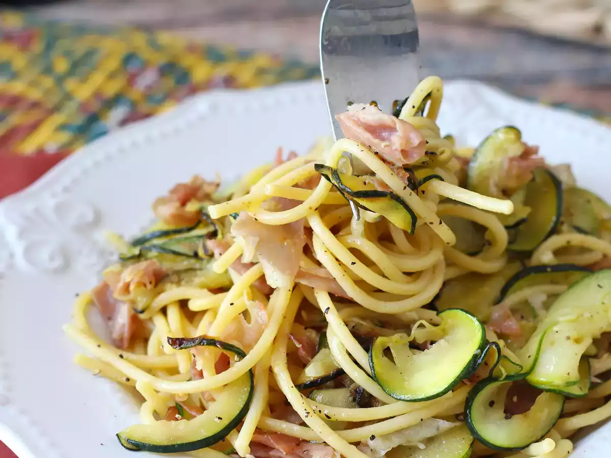 Pasta med courgetter og sprød speck: en nem opskrift, der redder både frokost og aftensmad - foto 3