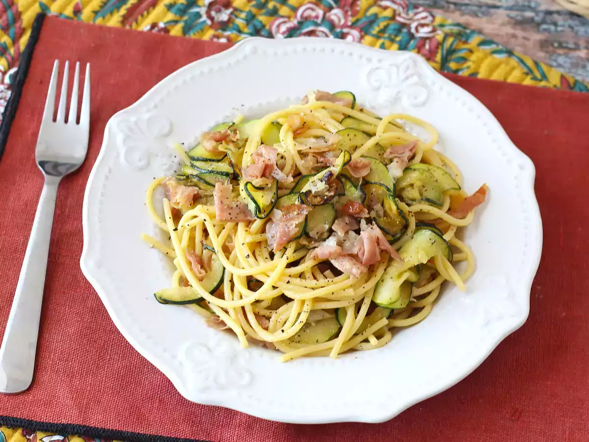 Pasta med courgetter og sprød speck: en nem opskrift, der redder både frokost og aftensmad - foto 4