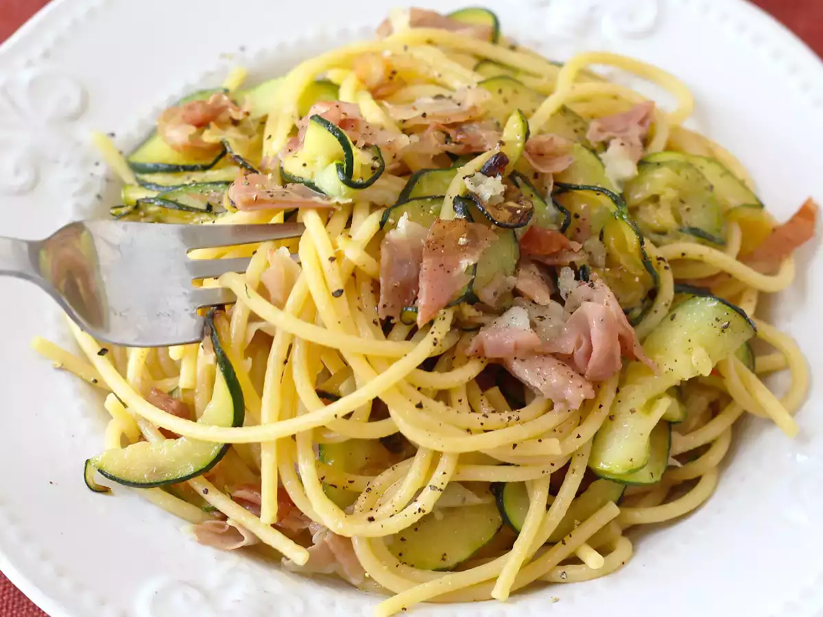 Pasta med courgetter og sprød speck: en nem opskrift, der redder både frokost og aftensmad - foto 5