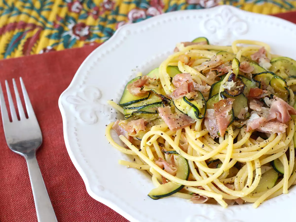 Pasta med courgetter og sprød speck: en nem opskrift, der redder både frokost og aftensmad - foto 6