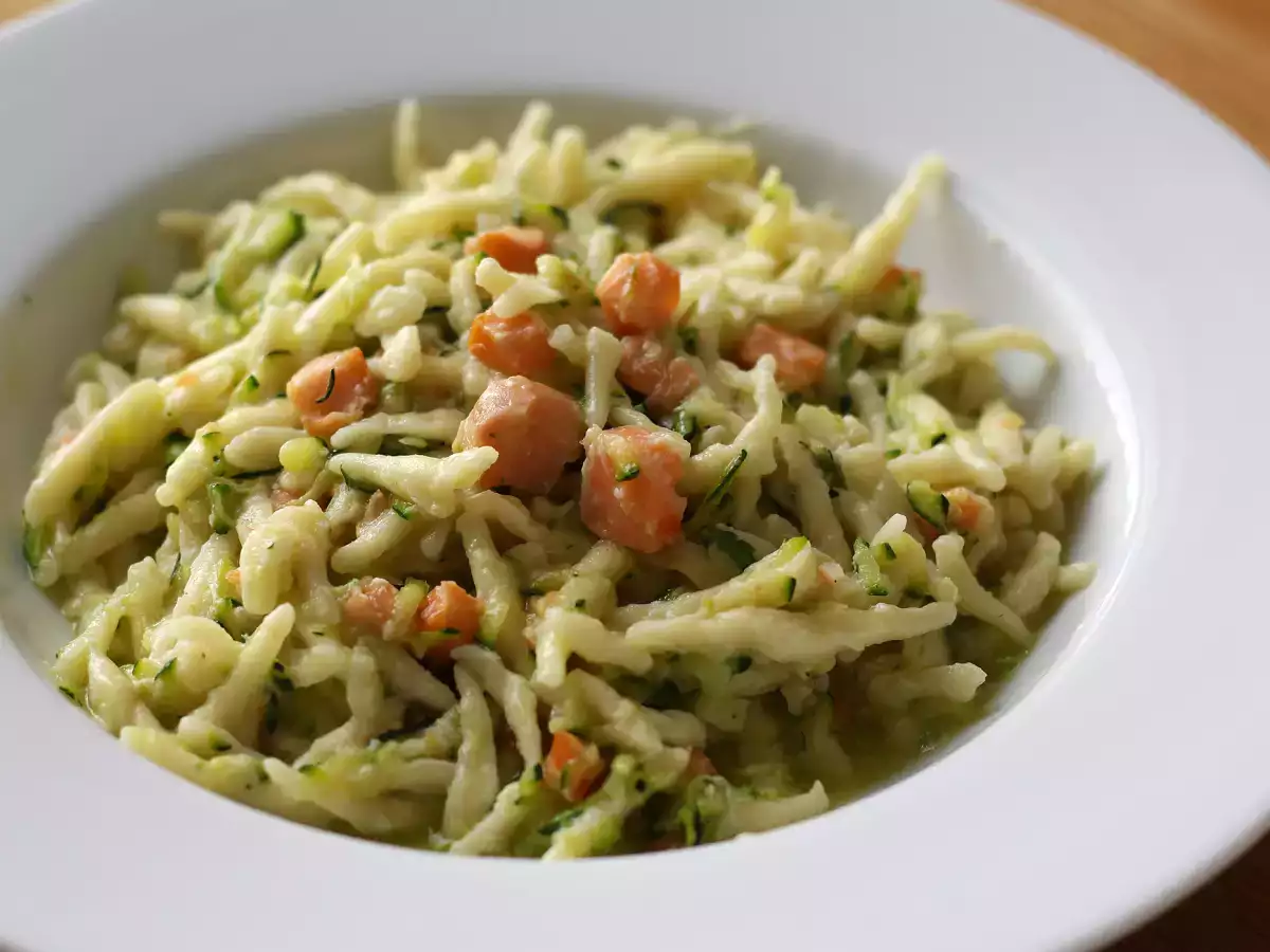 Pasta med laks og squash – en let og velsmagende ret til enhver lejlighed