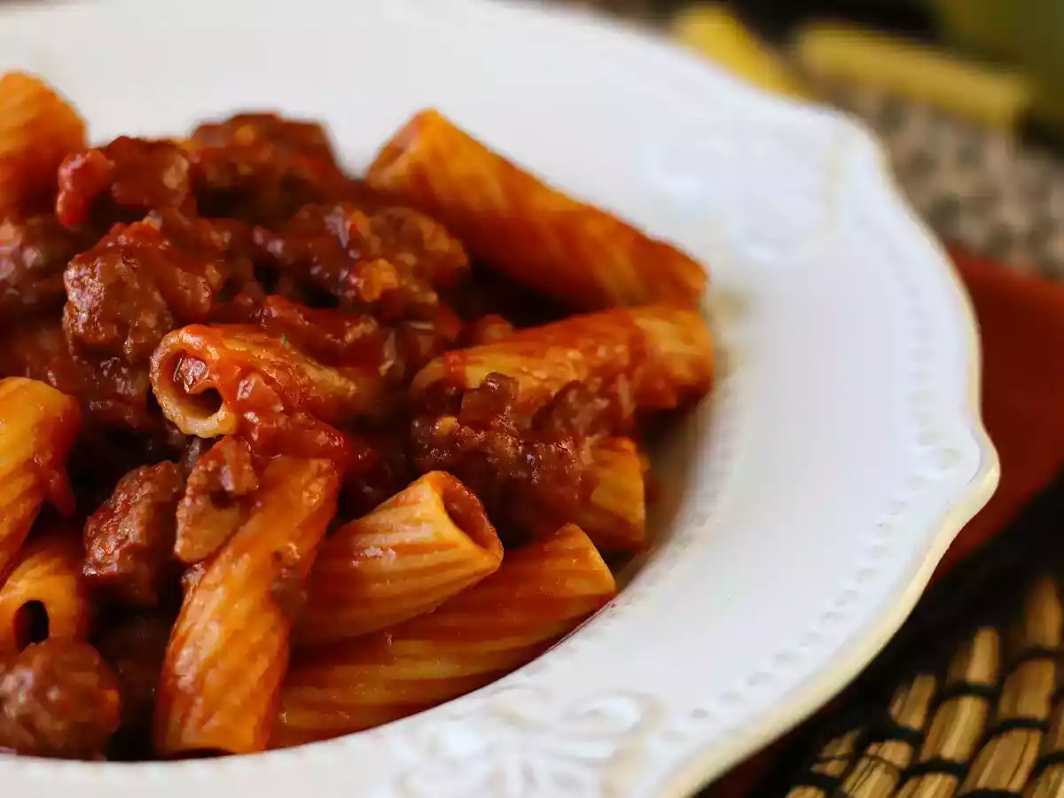 Pasta med pølsesauce: en enkel ret med intens smag - foto 4