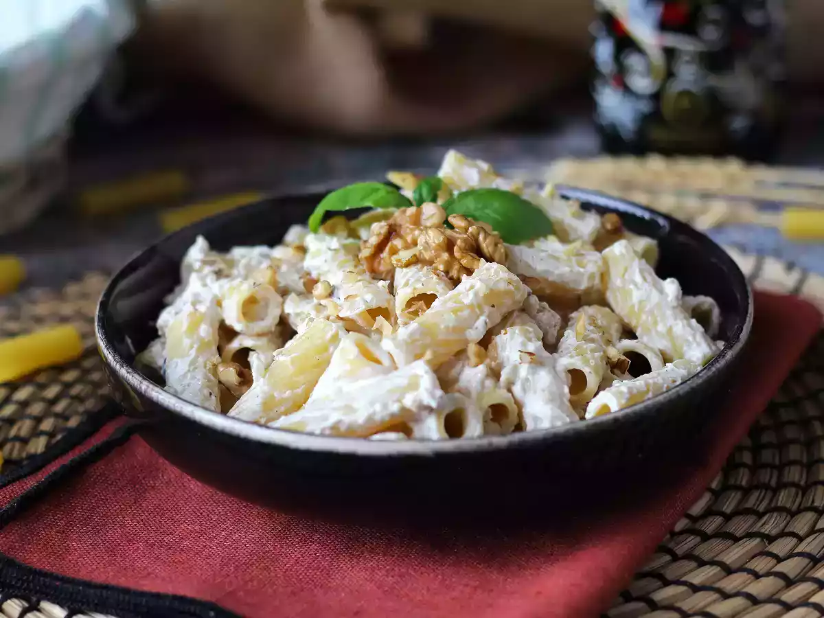 Pasta med ricotta og valnødder: cremet og sprød