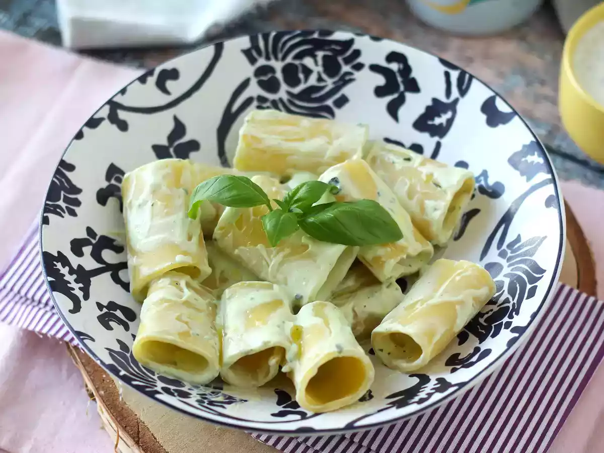 Pasta med ricottacreme og basilikum