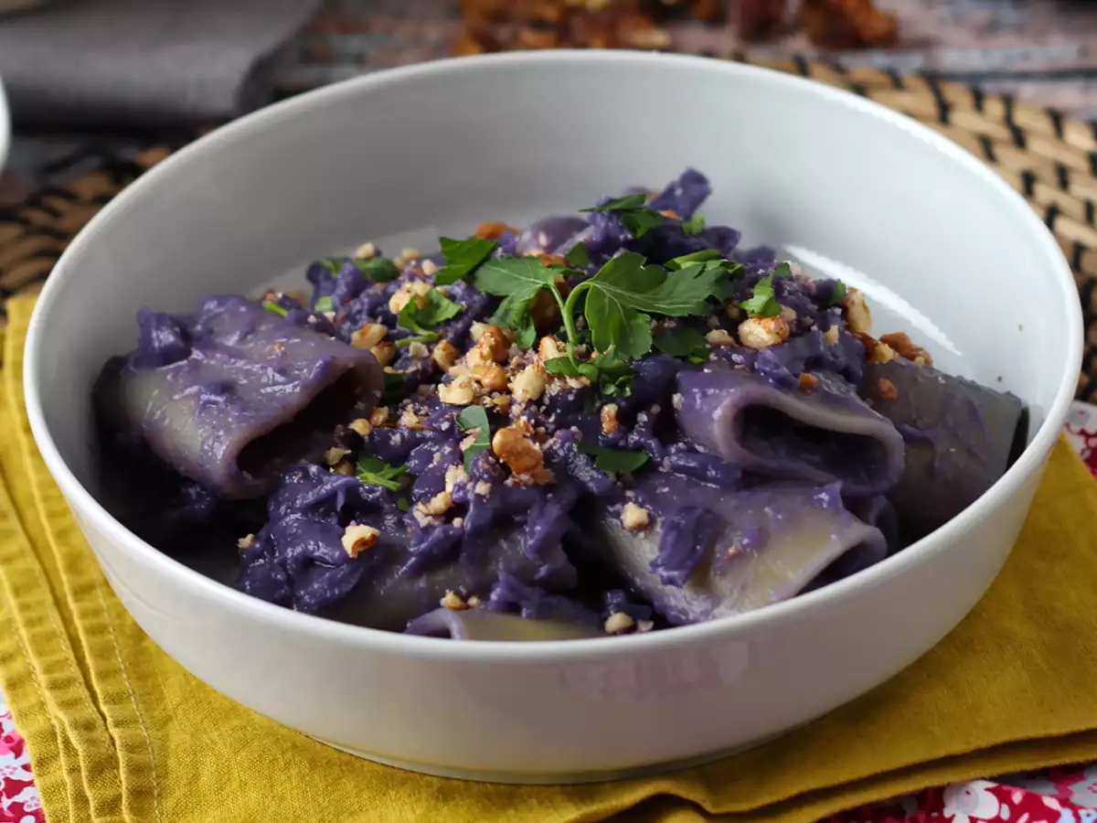 Pasta med rødkål og valnødder – en flot og nem pastaret