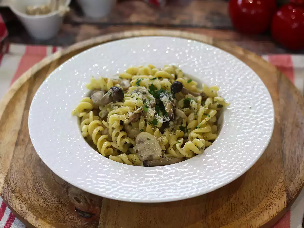 Pasta med shimeji-svampe og brune svampe, cremet sauce
