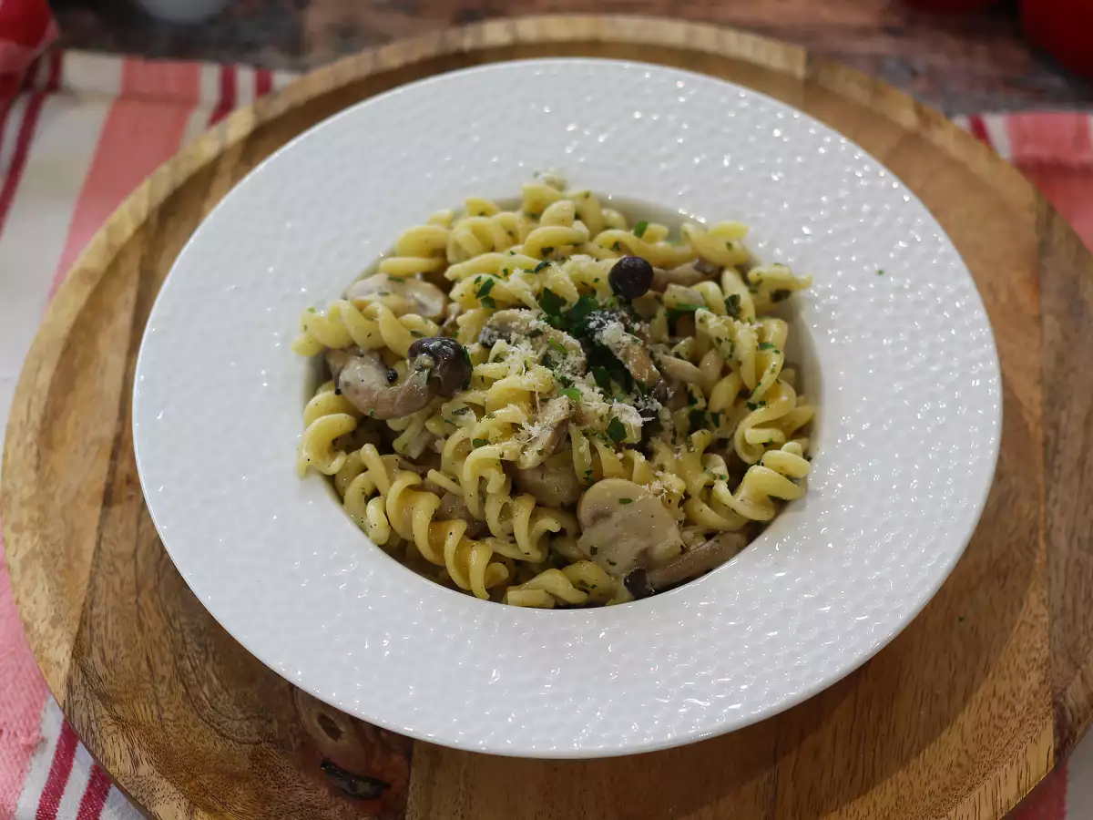 Pasta med shimeji-svampe og brune svampe, cremet sauce - foto 2