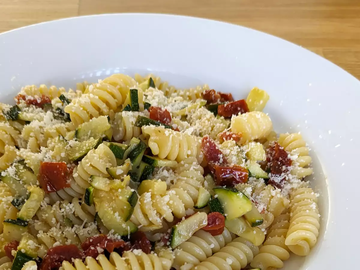 Pasta med squash og soltørrede tomater: en hurtig og virkelig lækker pastaret!