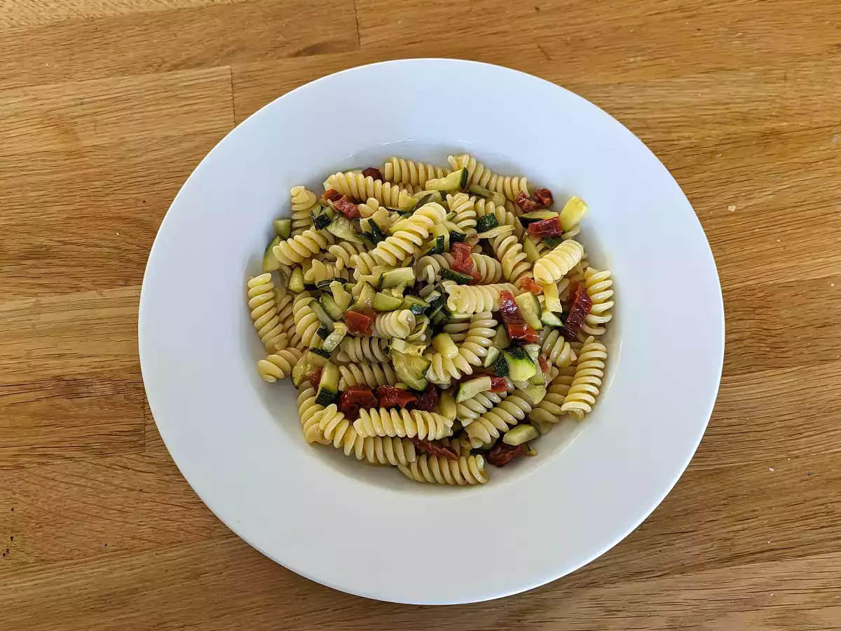 Pasta med squash og soltørrede tomater: en hurtig og virkelig lækker pastaret! - foto 2