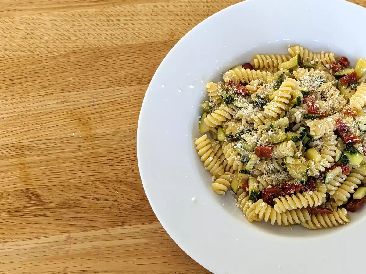 Pasta med squash og soltørrede tomater: en hurtig og virkelig lækker pastaret! - foto 3
