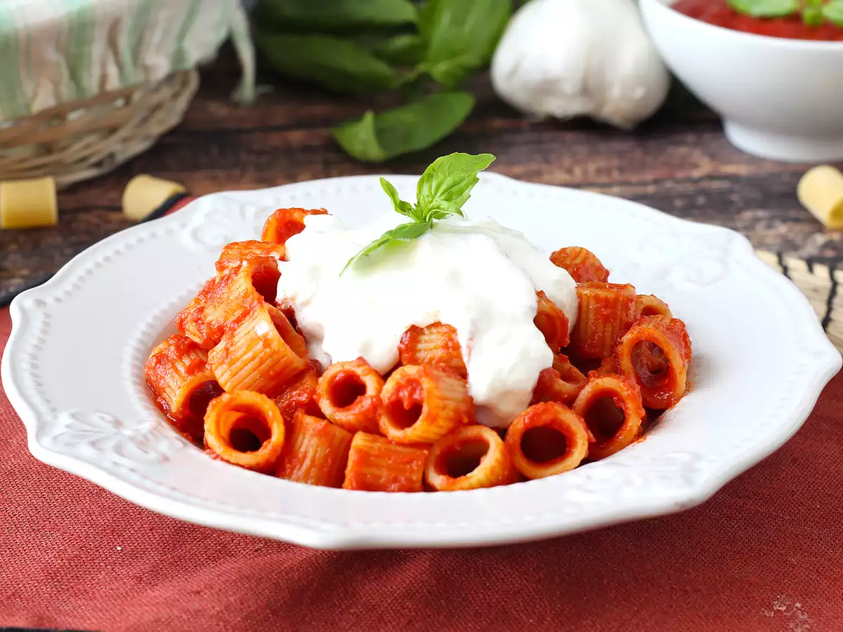 Pasta med stracciatella og cremet tomat: første ret klar på 10 minutter - foto 2