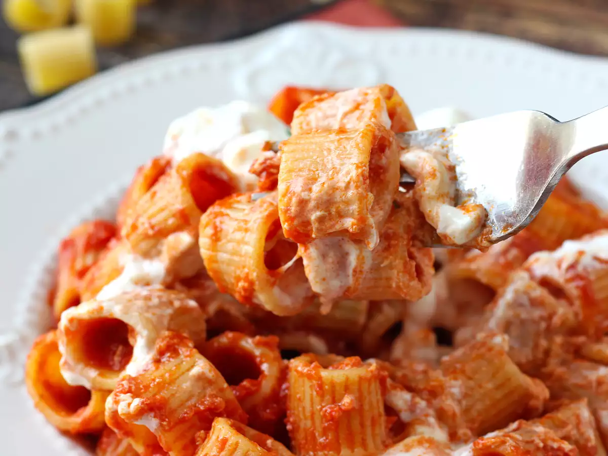 Pasta med stracciatella og cremet tomat: første ret klar på 10 minutter - foto 3