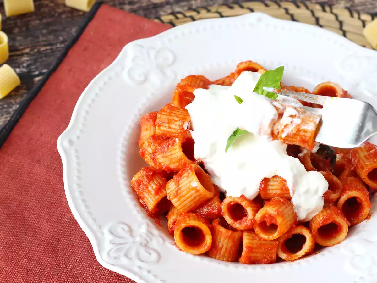 Pasta med stracciatella og cremet tomat: første ret klar på 10 minutter - foto 4